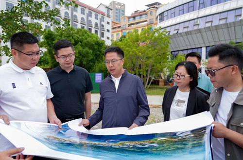 5月14日,雅安市汉源县委书记胡雪松在县城调研城市基础设施提升,湖城